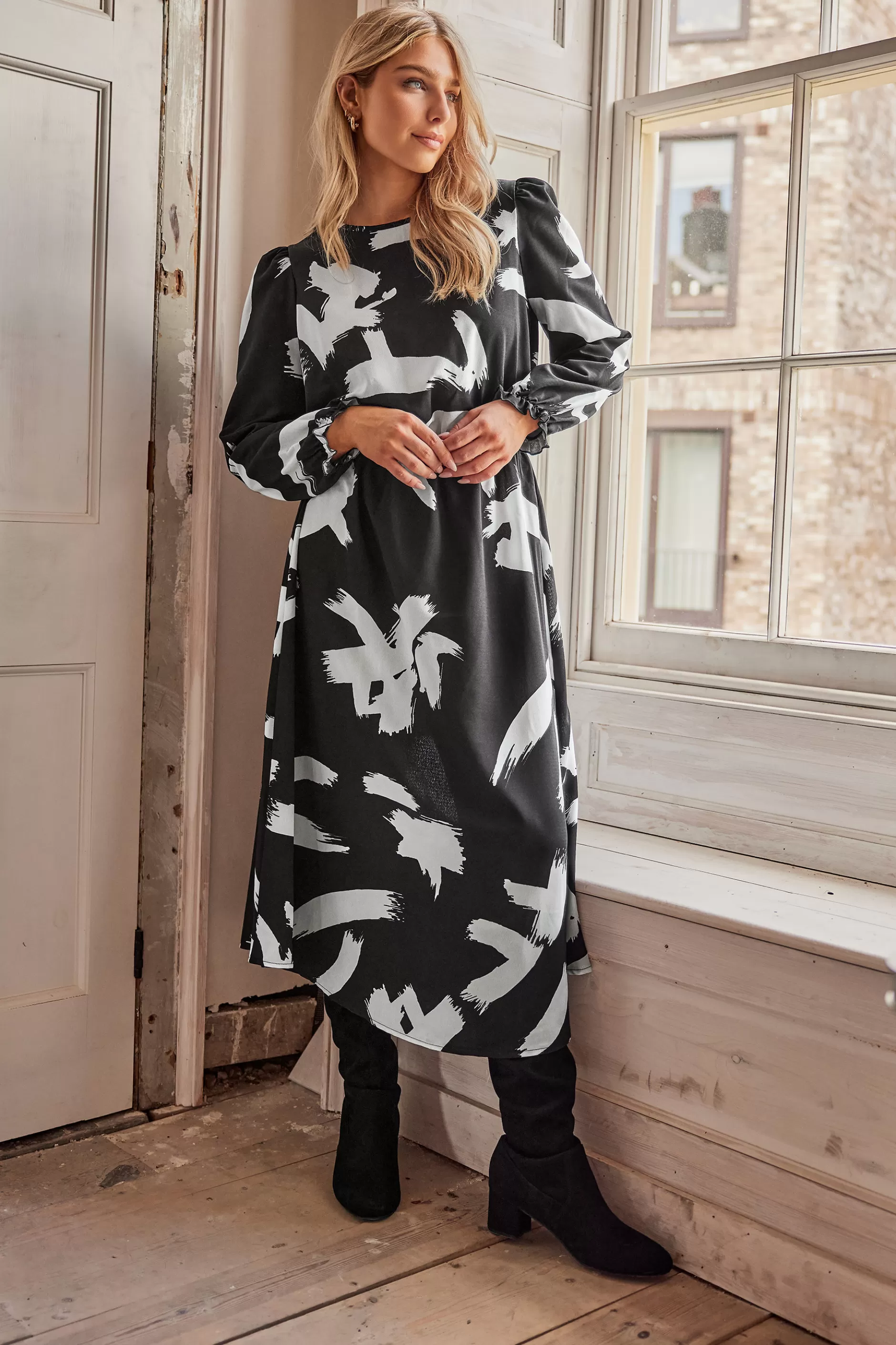 Women M&Co Midi Dresses> Womens Black Abstract Print Smock Dress