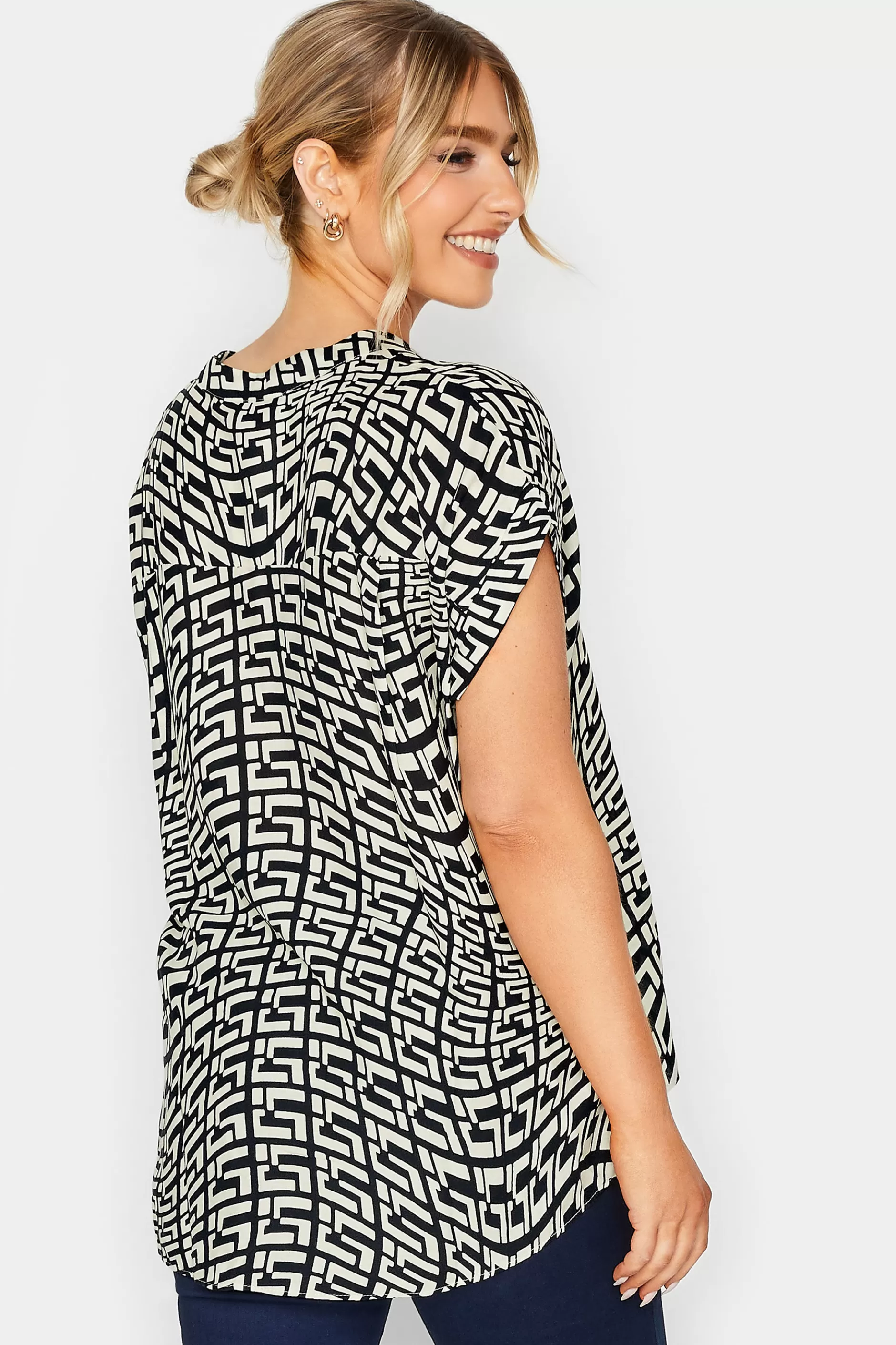 Women M&Co Short Sleeve Tops> Womens White Geometric Print Short Sleeve Shirt