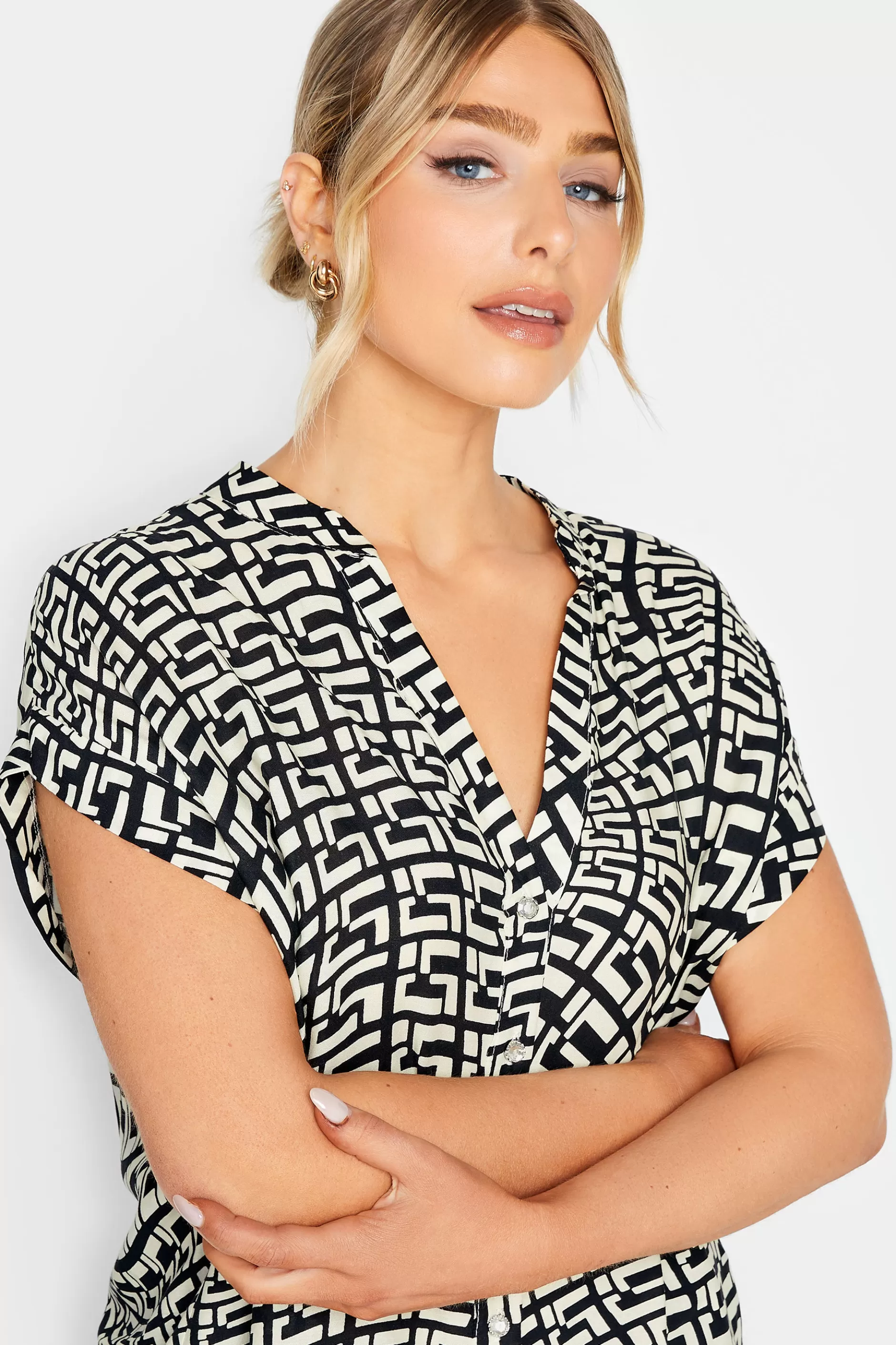 Women M&Co Short Sleeve Tops> Womens White Geometric Print Short Sleeve Shirt